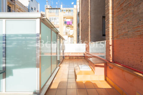 Singular-casa-urbana-reformada-con-patio-terraz...