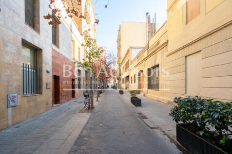 Singular-casa-urbana-reformada-con-patio-terraz...