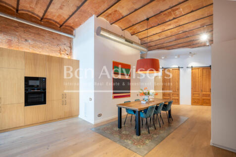 Excellent-renovated-modernist-apartment-with-te...