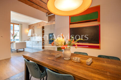 Excellent-renovated-modernist-apartment-with-te...