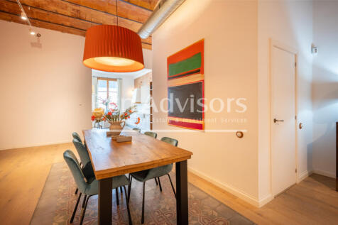 Excellent-renovated-modernist-apartment-with-te...