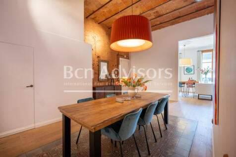 Excellent-renovated-modernist-apartment-with-te...