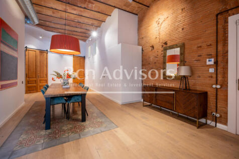 Excellent-renovated-modernist-apartment-with-te...