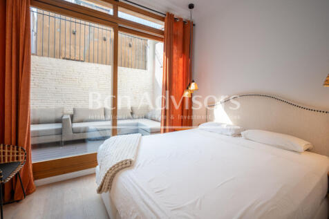 Excellent-renovated-modernist-apartment-with-te...