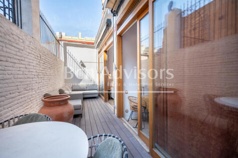 Excellent-renovated-modernist-apartment-with-te...