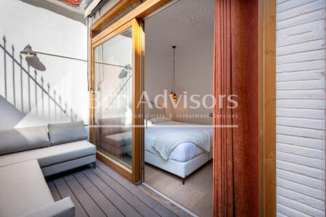 Excellent-renovated-modernist-apartment-with-te...