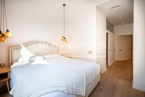 Excellent-renovated-modernist-apartment-with-te...