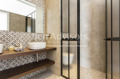 Excellent-renovated-modernist-apartment-with-te...