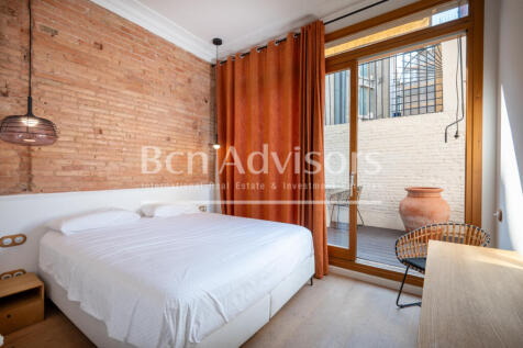 Excellent-renovated-modernist-apartment-with-te...