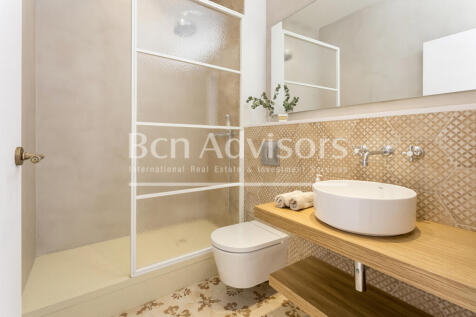 Excellent-renovated-modernist-apartment-with-te...