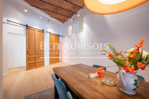 Excellent-renovated-modernist-apartment-with-te...