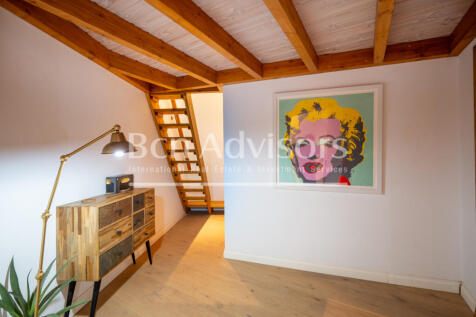 Excellent-renovated-modernist-apartment-with-te...