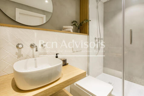 Excellent-renovated-modernist-apartment-with-te...