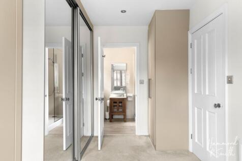 Bedroom (Walk-in wardrobe)
