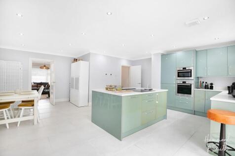 Kitchen/ Dining Room