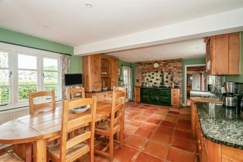 KITCHEN/ DINING ROOM