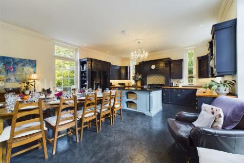 KITCHEN/LIVING/DINER