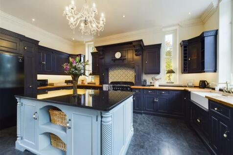 KITCHEN/LIVING/DINER