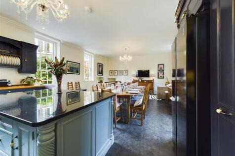 KITCHEN/LIVING/DINER