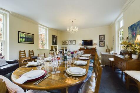 KITCHEN/LIVING/DINER