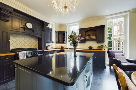 KITCHEN/LIVING/DINER