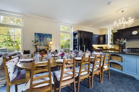 KITCHEN/LIVING/DINER