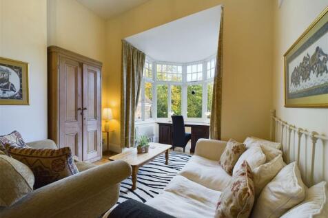 GALLERIED LANDING/ READING ROOM/OFFICE AREA