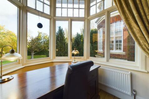 GALLERIED LANDING/ READING ROOM/OFFICE AREA