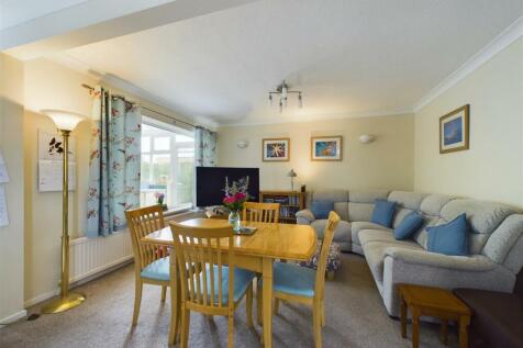 LIVING/ BREAKFAST ROOM