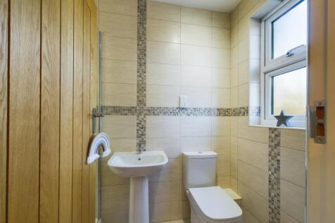 EN-SUITE SHOWER ROOM