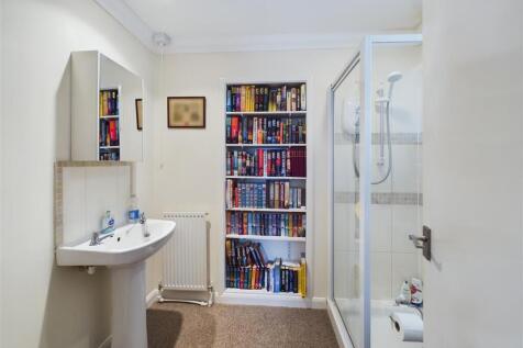 EN-SUITE SHOWER ROOM
