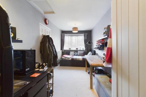 SITTING ROOM/BEDROOM 4