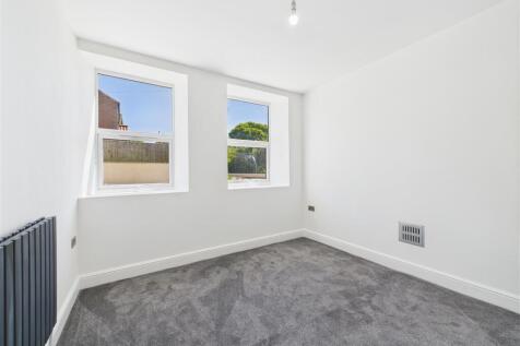 LIVING ROOM/BEDROOM 5