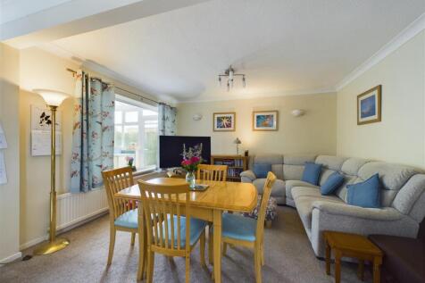 LIVING/ BREAKFAST ROOM