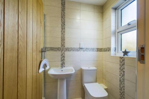 EN-SUITE SHOWER ROOM