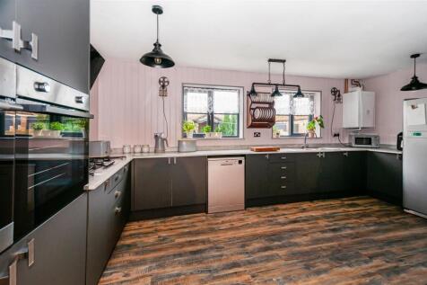 KITCHEN/BREAKFAST ROOM