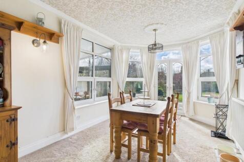 SITTING ROOM/ DINING AREA