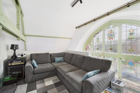 MEZZANINE SITTING ROOM