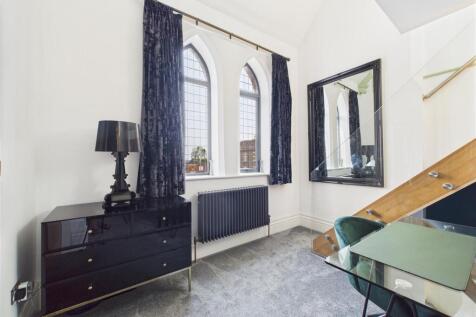 DRESSING/ OFFICE SPACE