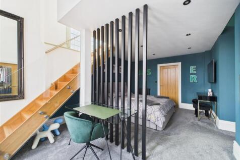 DRESSING/ OFFICE SPACE