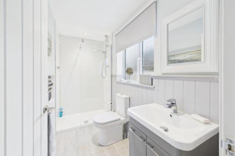 EN-SUITE SHOWER ROOM