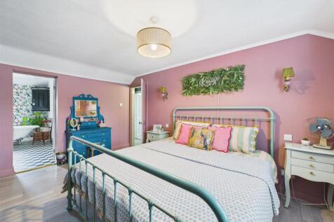 BEDROOM 1/ MASTER SUITE