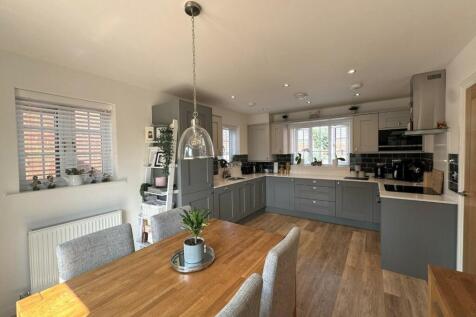 Kitchen/ Dining Room