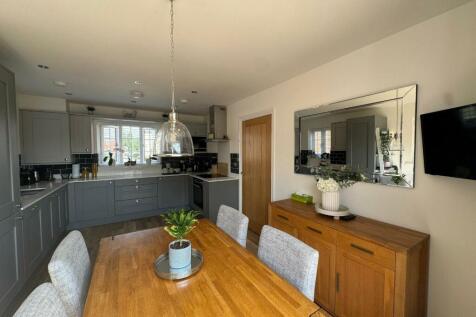 Kitchen/ Dining Room