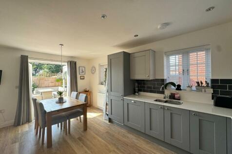 Kitchen/ Dining Room