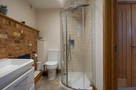 &#34;Jack and Jill&#34; shower room