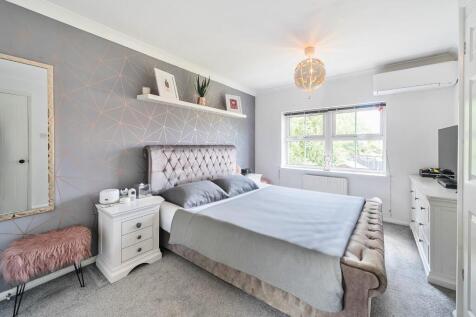 Jas Bed 1.jpg