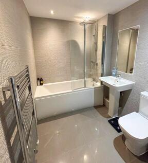 102 Tavener Bathroom_inPixio.jpg