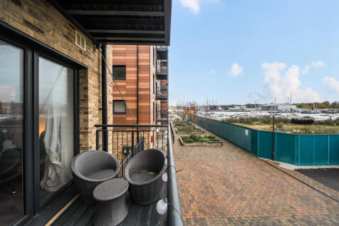 1374080-4-690b2a6...