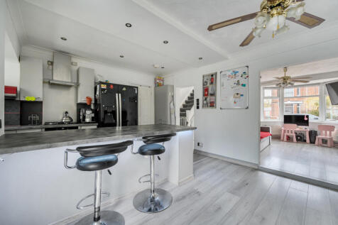 1374108-7-690b633...